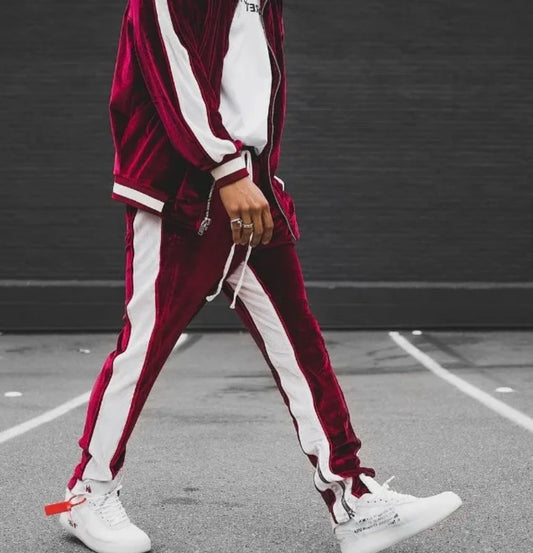Velvet Luxury®
The Indispensable Tracksuit Sportswear